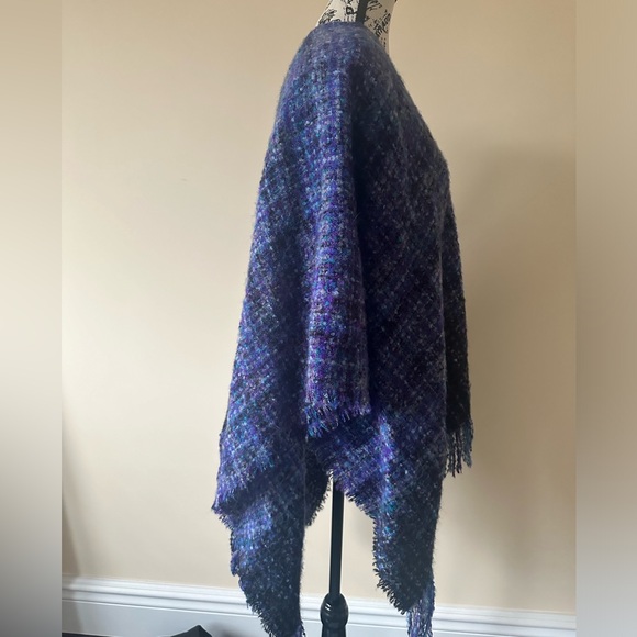 Cosy cape in the colours of The Highlands - Picture 4 of 5